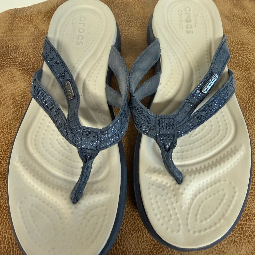 CROCS Dark Blue Textured Capri Flip Flops